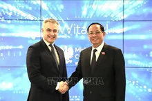 Le vice-président de l'Assemblée nationale (AN) du Vietnam, Trân Quang Phuong (à droite) et le Vice-Premier ministre et ministre de la Transformation numérique Krzysztof Gawkowski. Photo : VNA.