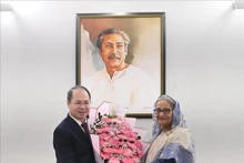 L'ambassadeur du Vietnam au Bangladesh, Nguyên Manh Cuong et la Première ministre Cheikh Hasina. Photo : VNA.