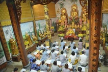 Une cérémonie de prière des Vietnamiens résidant au Laos pour la prospérité du pays, le bonheur du peuple. Photo: VNA