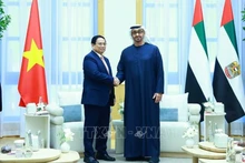 Le Premier ministre Pham Minh Chinh (à gauche) serre la main du président des Émirats arabes unis Mohamed bin Zayed Al Nahyan. Photo : VNA.