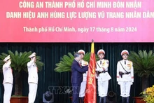 Le secrétaire général du Parti et président Tô Lâm a décerné le titre de Héros des Forces armées populaires à la Police de Hô Chi Minh-Ville. Photo : VNA.