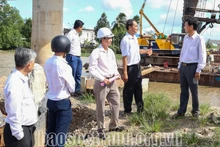 Les dirigeants de la province de Soc Trang vérifient régulièrement l'avancement des projets de construction dans la localité. Photo: baosoctrang.org.vn