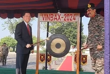L'ambassadeur du Vietnam en Inde, Nguyên Thanh Hai et le général de division Rajesh Pushkar, commandant en chef du corps de Kharga coprésident la cérémonie d'ouverture du VINBAX 2024. Photo: VNA