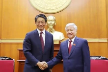 Le président du Comité central du Front de la Patrie du Vietnam (FPV) Dô Van Chiên (à droite) et le nouvel ambassadeur du Japon au Vietnam, Ito Naoki. Photo : mattran.org.vn