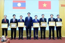 Lors de la cérémonie de remise des ordres d'amitié du Laos aux autorités locales de différentes époques à Nam Dinh. Photo : VNA.