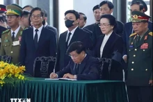 Le dirigeant lao Thongloun Sisoulith lors des cérémonies funéraires du Secrétaire général Nguyên Phu Trong. Photo : VNA.
