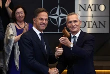 Mark Rutte (gauche) et son prédécesseur Jens Stoltenberg. Photo: Reuters