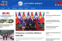 Le Pathet Lao couvre l'entretien entre le Premier ministre laotien Sonxay Siphandone et son homologue vietnamien Pham Minh Chinh. Photo: VNA.