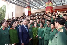 Le secrétaire général du Parti To Lam rencontre des jeunes de l'armée. Photo : VNA.
