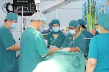 L'hôpital pédiatrique n°2 de Hô Chi Minh-Ville a récemment réalisé une greffe du foie à un enfant de trois ans atteint du syndrome de Budd-Chiari, une maladie vasculaire rare qui touche seulement 1 personne sur 1.000.000. Photo : VNA