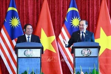 Le Premier ministre Pham Minh Chinh et le Premier ministre malaisien Anwar Ibrahim rencontrent la presse après leur entretien à Kuala Lumpur. Photo : VNA. 