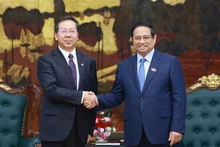Le Premier ministre Pham Minh Chinh (droite) reçoit Peng Gangbing, président du Conseil d’administration de China Huadian Corporation Ltd. Photo : VNA. 