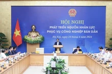 Le PM Pham Minh Chinh préside la Conférence sur le développement des ressources humaines au service de l'industrie des semi-conducteurs, le 24 avril à Hanoi. Photo: VNA.