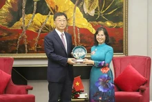 La secrétaire adjointe permanente du Comité du Parti communiste de la province de Quang Ninh, Trinh Thi Minh Thanh (à droite), et Liu Ning, membre du Comité central du Parti communiste chinois (PCC), secrétaire du Comité du PCC et également président du Comité permanent de l’Assemblée populaire régionale de la région autonome Zhuang du Guangxi. Photo: NDEL.