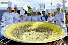 Crêpe géante fourrée au thon. Photo : VNA.