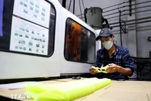 Un ouvrier fabrique des moules en plastique pour produire des chaussures en cuir dans une usine située à la ville de Thuan An, province de Binh Duong. Photo : VNA.