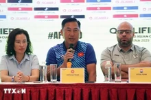 L'entraîneur Hua Hien Vinh de l'équipe vietnamienne U20 (centre). Photo : VNA.