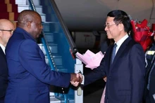 Le ministre vietnamien des Sciences et des Technologies, Nguyen Manh Hung (à droite), accueille le président burundais Évariste Ndayishimiye et son épouse à l'aéroport international de Noi Bai. Photo : VNA.