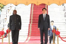 Le président vietnamien Luong Cuong (à droite) et son homologue burundais, Évariste Ndayishimiye. Photo : VNA. 