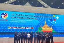 La ministre vietnamienne de la Santé, Dao Hong Lan (en blanc), à la 16e réunion des ministres de la Santé de l'ASEAN et aux conférences connexes tenues à Vientiane, du 7 au 9 août. Photo: VNA. 