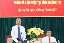Le SG du Parti et président vietnamien To Lam travaille avec la Permanence du Comité provincial du Parti de Quang Tri. Photo : VNA.