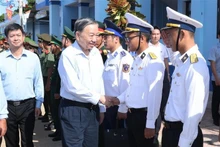 Le secrétaire général du Parti et président de la République Tô Lâm en visite sur l’île de Côn Co, dans la province de Quang Tri (Centre). Photo : VNA.