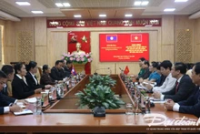 Rencontre entre les autorités de la province de Quang Ngai et une délégation du Comité provincial du Front laotien pour la construction nationale de Sékong, le 30 octobre à Quang Ngai. Photo: daidoanket.vn