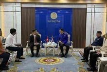 Rencontre entre le consul général du Vietnam à Khon Kaen (Thaïlande), Dinh Hoang Linh, et le gouverneur de la province de Buriram, Piya Pijnam. Photo : baoquocte.vn