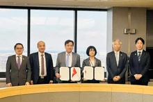 Des responsables des villes de Da Nang et de Sakai, au Japon, participent à une cérémonie de signature d'un protocole d'accord sur le projet de ville neutre à Da Nang. Photo : VNA.