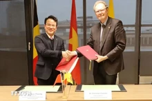 Trần Quốc Phương, vice-ministre vietnamien du Plan et de l’Investissement et Christian Carette, Inspecteur général de Wallonie-Bruxelles International (WBI). Photo : VNA.