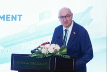 Pierre Du Ville, délégué général de Wallonie-Bruxelles au Vietnam, prend la parole lors de la conférence internationale intitulée « Coopération pour les frontières, les mers, les îles, la paix et le développement », le 8 octobre à Hanoï. Photo: baoquocte.vn 