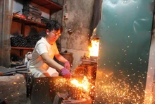 De nombreux jeunes et touristes étrangers sont enthousiastes à se transformer en forgerons et à fabriquer par eux-mêmes des couteaux uniques. Photo : baovanhoa.