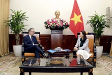 La vice-ministre vietnamienne des Affaires étrangères, Nguyên Minh Hang (à droite), et le secrétaire général adjoint de la Conférence des Nations Unies sur le commerce et le développement (CNUCED), Pedro Manuel Moreno, le 10 avril à Hanoi. Photo : baoquocte.vn.