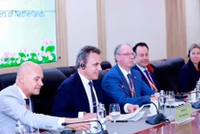 Le ministre néerlandais des Infrastructures et de la Gestion de l’eau, Mark Harbers, s'exprime lors du séminaire. Photo : ministère vietnamien des Ressources naturelles et de l’Environnement.