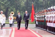 Le président vietnamien Luong Cuong (gauche) et son homologue hongrois Sulyok Tamas passent en revue la garde d'honneur, le 28 mai. Photo : VNA.