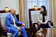 La vice-ministre vietnamienne des Affaires étrangères, Nguyên Minh Hang (à droite), et l'ambassadeur des Émirats arabes unis au Vietnam, Bader Almatrooshi, le 14 mars à Hanoi. Photo: baoquocte.vn.