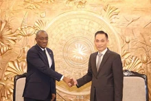 Lê Hoai Trung (droite), chef de la Commission centrale des relations extérieures du PCV, et Sahy Claude Soumahoro, secrétaire exécutif adjoint en charge de la Communication et de la Propagande du RHDP. Photo: VNA.