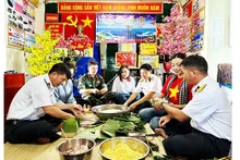 Préparation du « bánh chưng » (gâteau de riz gluant), un plat emblématique du Têt vietnamien, sur la plate-forme DK1/10. Photo : NDEL.