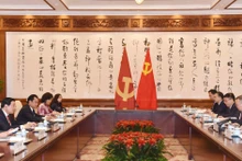 La séance de travail entre Phan Dinh Trac et le dirigeant chinois Li Xi. Photo : VNA.