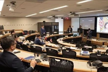 Le Vice-PM Lê Minh Khai a une rencontre en ligne avec la représentante américaine au Commerce, Katherine Tai, le 2 avril (heure locale) à Boston. Photo : VNA.