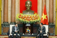 Le Président vietnamien Vo Van Thuong (à droite) et le vice-PM cambodgien Neth Savoeun, le 7 janvier à Hanoi. Photo : VNA.