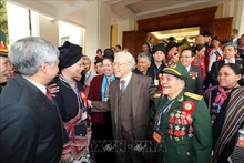 Le Secrétaire général du PCV Nguyên Phu Trong rencontre des intellectuels, hommes d'affaires, figures illustres des minorités ethniques, le 18 décembre 2017. Photo : VNA.