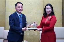 La vice-présidente du Comité populaire de la ville de Da Nang (Centre), Nguyen Thi Anh Thi, a remis un cadeau au maire adjoint de Sakai (Japon), Motoya Kazuhiro. Photo : VNA
