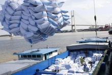 Des sacs de riz transportés sur un navire pour l’exportation. Photo : VNA.