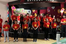 Un numéro artistique des enfants d'origine vietnamienne en Allemagne. Photo : VNA.