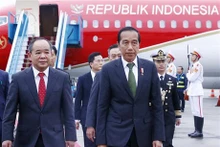 Le Président indonésien, Joko Widodo (à droite) à l'aéroport international de Nôi Bài, le 11 janvier à Hanoï. Photo : VNA.