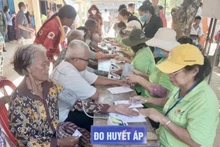 Des soins de santé, des consultations médicales, des médicaments et des cadeaux sont gratuitement dispensés à des personnes démunies dans les communes frontalières de Hung Ha (province vietnamienne de Long An) et Crua (province cambodgienne de Svay Rieng). Photo: la34.com.vn.