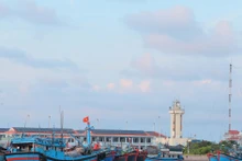Le phare de l'île de Truong Sa Lon guide aussi bien les navires de transport que les pêcheurs. Photo : VNA.