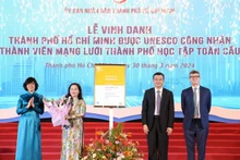 Lors de la cérémonie en l'honneur de la reconnaissance de Hô Chi Minh-Ville par l'UNESCO en tant que membre du « Réseau mondial des villes apprenantes ». Photo : VNA.
