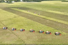 La mécanisation de la production agricole contribue de manière importante à améliorer la productivité et la qualité du riz vietnamien. Photo : Minh Hà/NDEL.